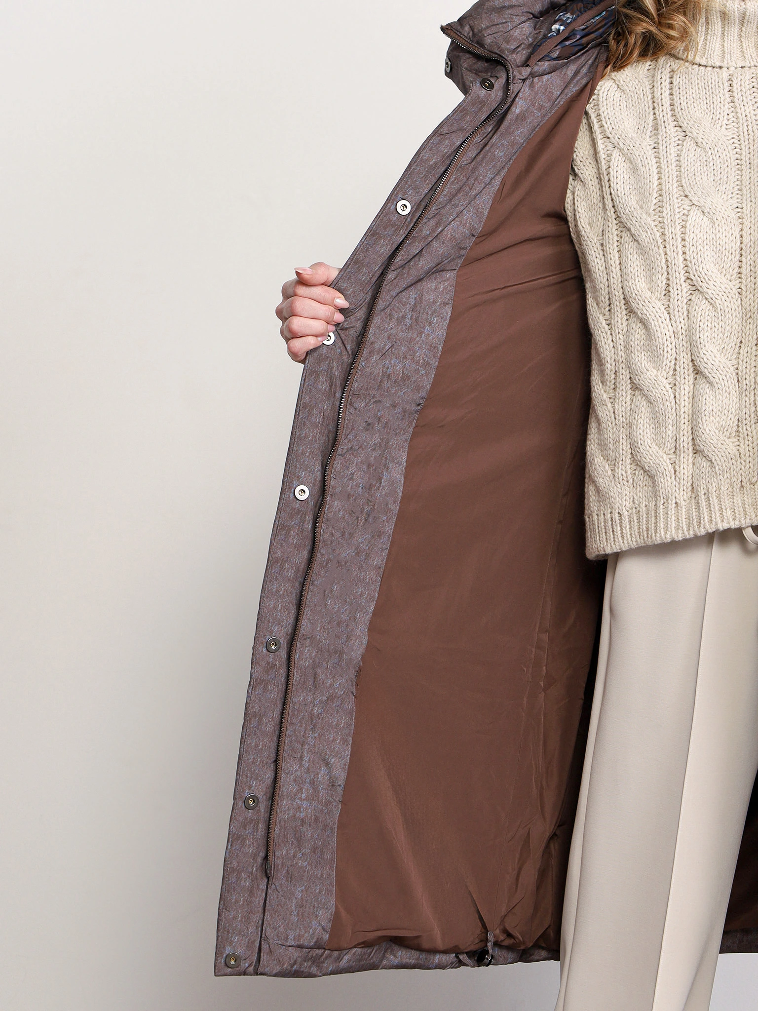 Пуховик коричневого цвета с двойным капюшоном